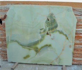 Слэбы натуральный камень green оникс в наличии на  складе в Москве,  происхождение - Пакистан