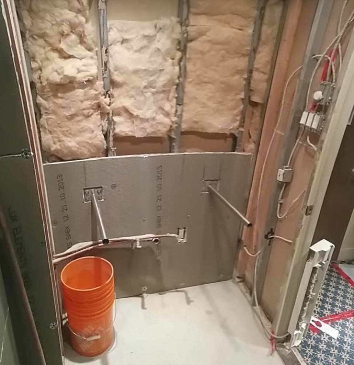 Ремонт в ванной комнате и гидроизоляция с помощью влагостойких панелей и материалов Люкс Элементс